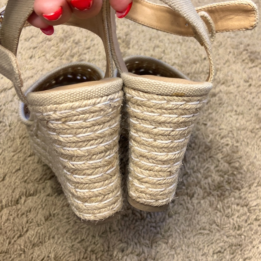 Skechers Women Beige Eyelet Pattern Turtledove Espadrille Wedge Shoes Size 8 - Picture 6 of 11